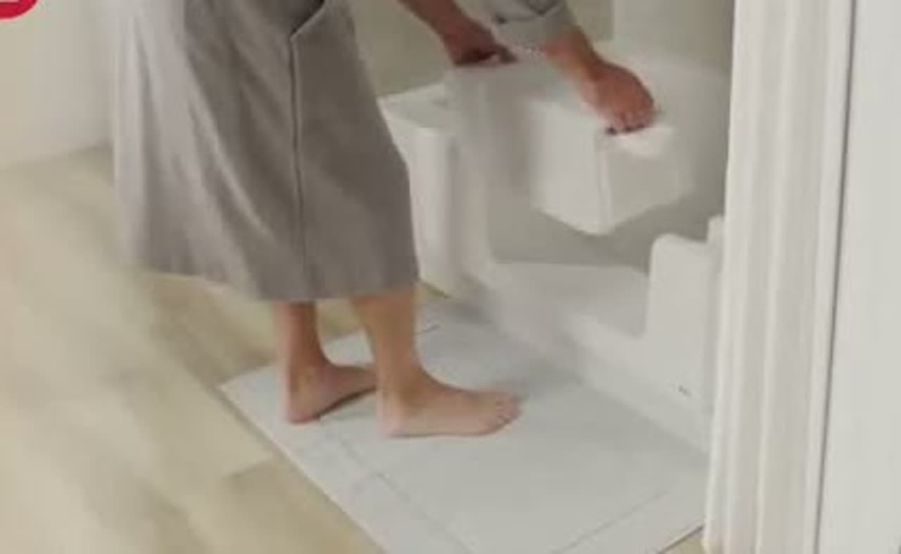 Panneau amovible CleanCut CONVERTIBLE retiré de l'ouverture de la baignoire